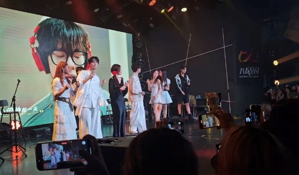 人们在看台上的人演出AI 生成的内容可能不正确。