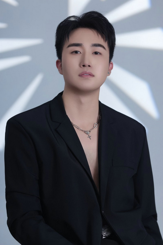 演员王成岳：演艺界闪耀璀璨的潜力男主角 