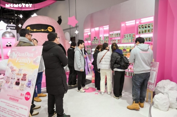  把999黄金塞进盲盒，这个潮玩品牌玩得有多“野”？ 