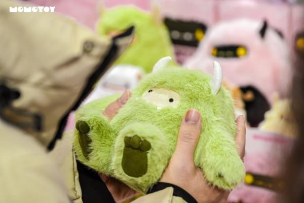  把999黄金塞进盲盒，这个潮玩品牌玩得有多“野”？ 