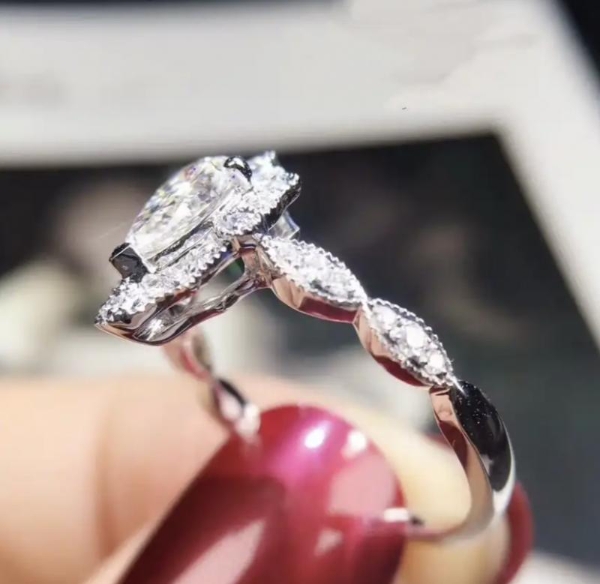  钻石“祛奢入常”，Z世代让小克重天然钻石成情绪消费新宠 