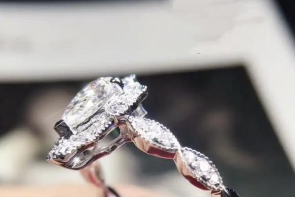  钻石“祛奢入常”，Z世代让小克重天然钻石成情绪消费新宠 