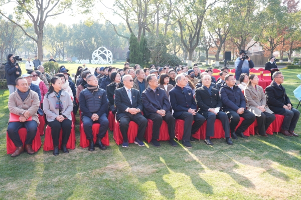 国际友人纪念群像在沪揭幕 