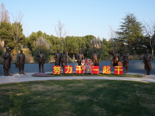 国际友人纪念群像在沪揭幕 