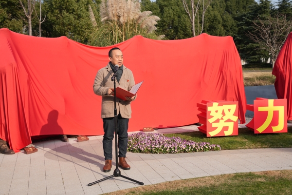 国际友人纪念群像在沪揭幕 