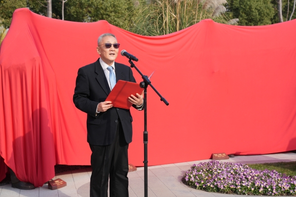 国际友人纪念群像在沪揭幕 