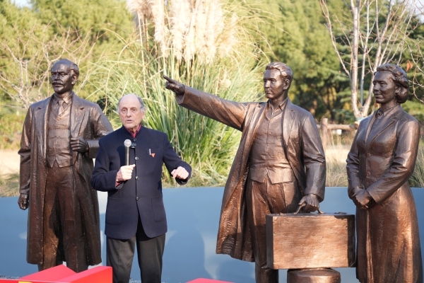 国际友人纪念群像在沪揭幕 