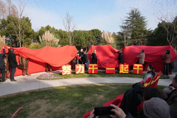 国际友人纪念群像在沪揭幕 