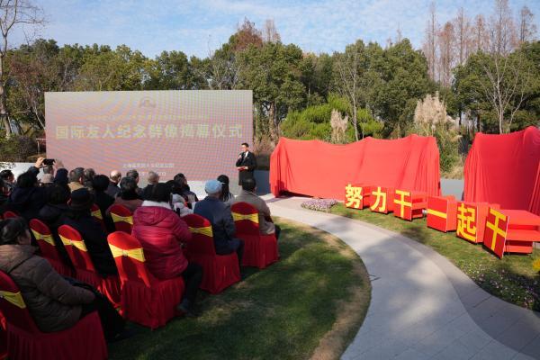 国际友人纪念群像在沪揭幕 