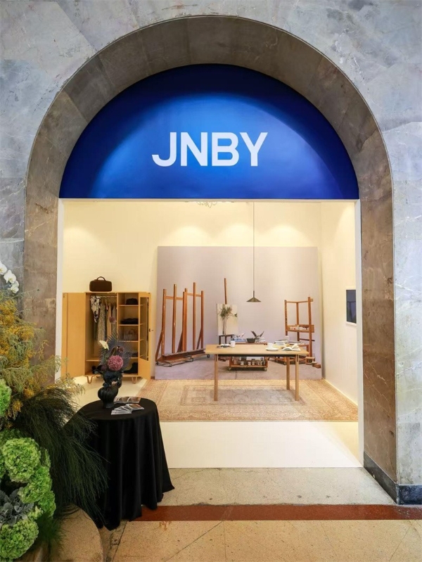 JNBY携手艺术家喻红，共同亮相第十三届ART021，以各自的瞬间，寻找不同的自我 