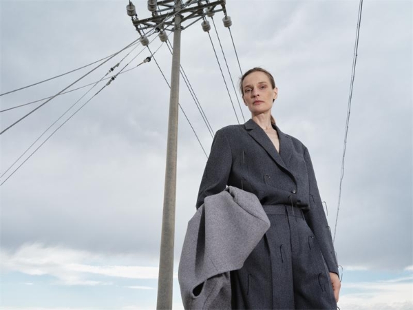 JNBY携手艺术家喻红，共同亮相第十三届ART021，以各自的瞬间，寻找不同的自我 