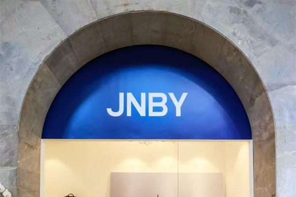 JNBY携手艺术家喻红，共同亮相第十三届ART021，以各自的瞬间，寻找不同的自我 