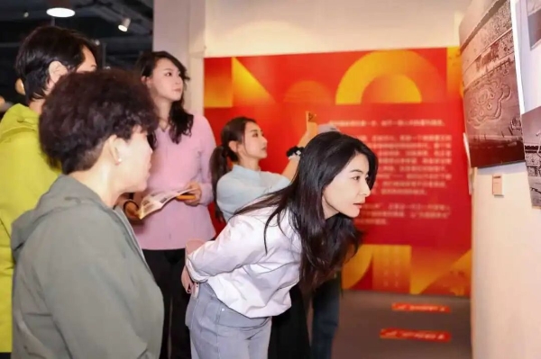  冠军榜样引航，护眼守护同行！明月镜片助力体育冠军“荣耀・传承”计划 