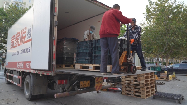  从基地到货架“不倒筐”！家家悦68万周转筐降低23%生鲜损耗 