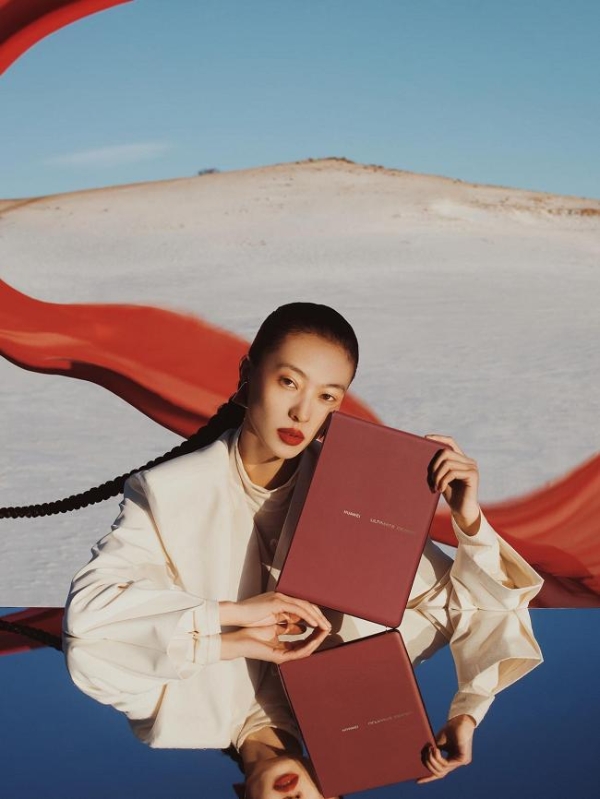 新年潮流C位：解码HUAWEI MateBook Fold“瑞红”的时尚基因 