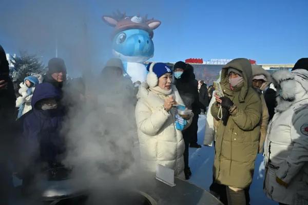 探秘龙乡冰雪 沉浸嘉荫冬趣 2025嘉荫冰雪欢乐季暨界江冰钓休闲大赛盛大启幕 