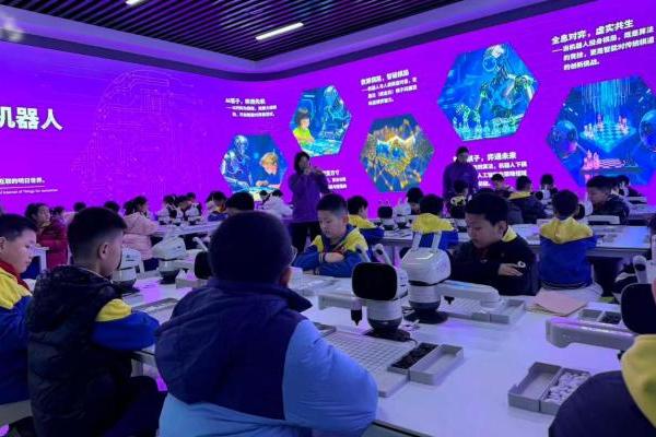 沧州运河区科技馆打造人工智能教育新样板：携手50余校开展AI研学，元萝卜成亮点 