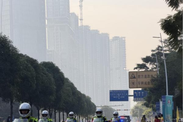 闪耀深马！充客·闪电队330方阵：我们的每一步，都有光 