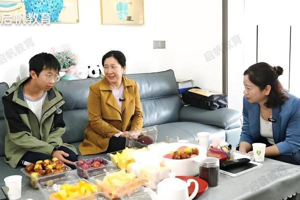 启帆教育入户纪实：一扇紧锁的房门，与一次次温柔的叩响 
