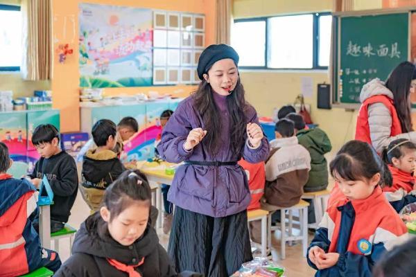 华润万家华东大区“美好流动课堂”走进金寨革命老区，以美育赋能乡村教育 