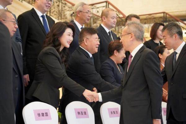 百年坚守做榜样，创新实干促振兴 秋林里道斯林珈旭获评“全省优秀建设者” 