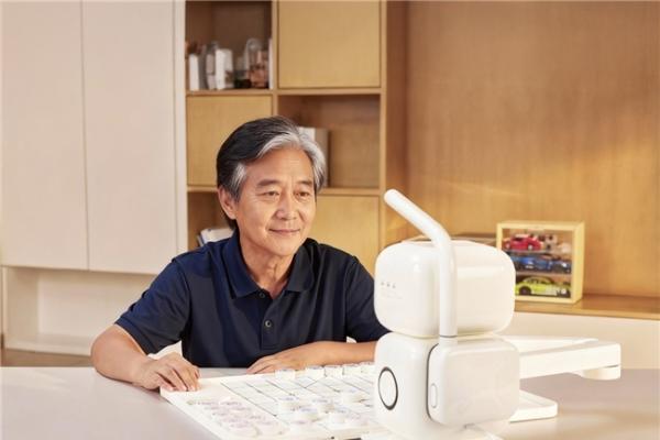 元萝卜新品，用AI重塑棋趣：能陪聊、会讲棋，助老人乐在“棋”中 