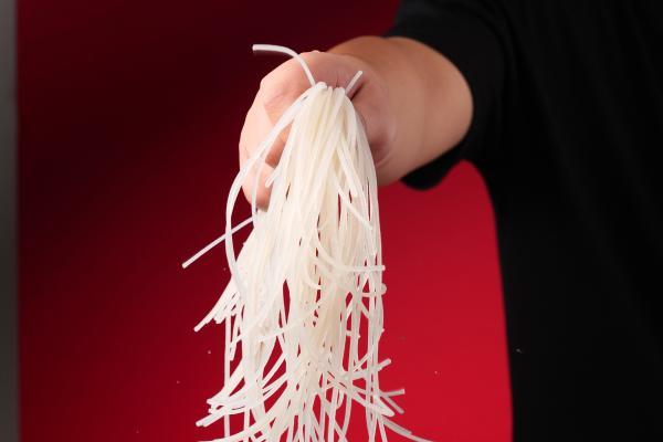 康西爷鲜湿粉保鲜专利技术打破行业困局！10 个月常温锁鲜，筋道免泡更便捷