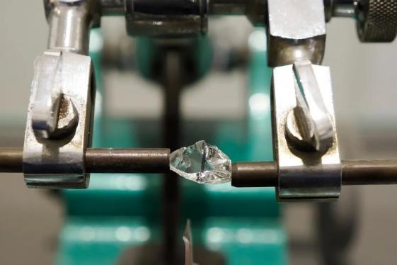 天然钻石圈大事件：2488克拉巨钻原石开采，开启新传奇篇章 