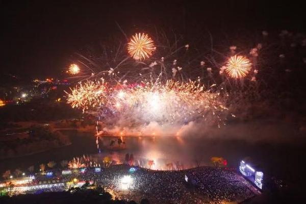 南京银杏湖第六届花火音乐狂欢节璀璨启幕 跨年盛宴点亮城市夜空