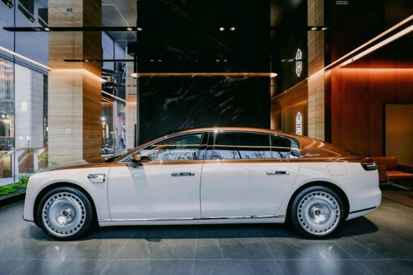 鸿蒙智行首家尊界体验中心于上海外滩启幕，锚定超豪华新坐标