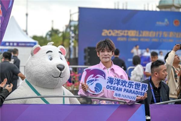 速度燃动山海 荣耀见证标杆！2025 中国公路自行车职业联赛总决赛陵水站暨年度颁奖盛典圆满落幕 