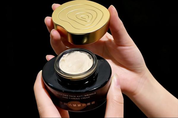 柏卡姿精粹油与面霜，以油霜之契，护岁月温柔 