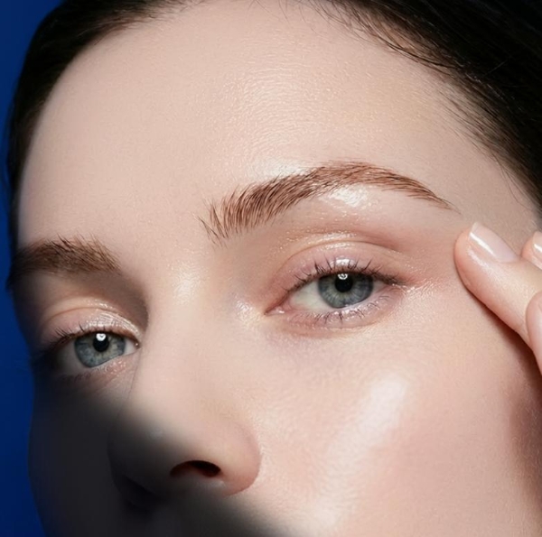 VOYMEKA通过改善微循环，从内点亮“眼周暗沉”，让眼神不再疲惫 