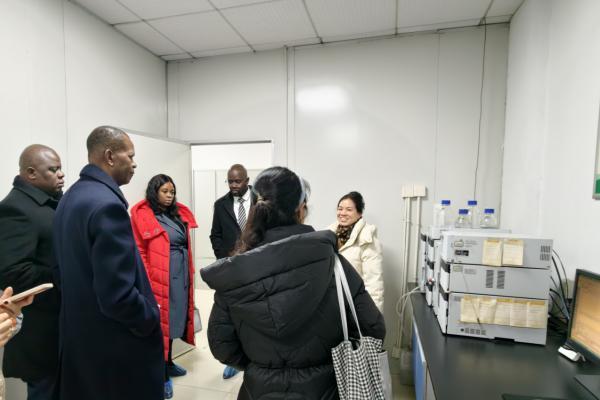 马拉维共和国长沙领事馆代表团参访明园蜂业 共探产业合作新机遇 