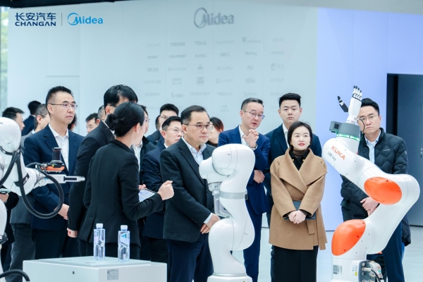 让“一声小美，生活更美”随行——美的集团×长安汽车集团战略签约 