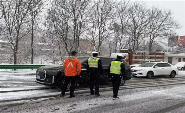 平安产险陕西分公司：“城市逆行者”，用专业守护寒冬出行安全 