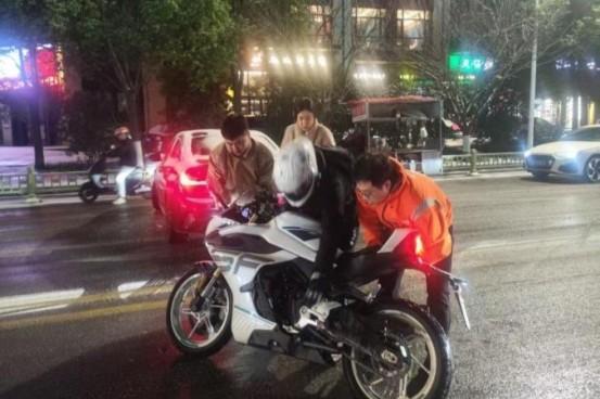 平安产险陕西分公司：“城市逆行者”，用专业守护寒冬出行安全 