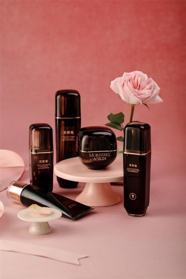 玫莉蔻奢宠精华乳，胶原为基玫瑰为引，温柔焕现年轻光泽 