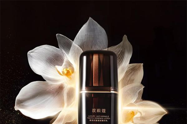 玫莉蔻奢宠精华乳，胶原为基玫瑰为引，温柔焕现年轻光泽 