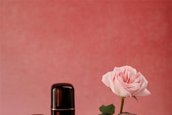 玫莉蔻奢宠精华乳，胶原为基玫瑰为引，温柔焕现年轻光泽 