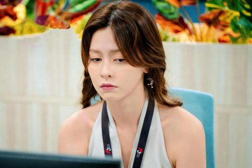 新加坡电视剧《职不值得》黄暄婷许瑞奇何盈莹演绎职场生存众生相 