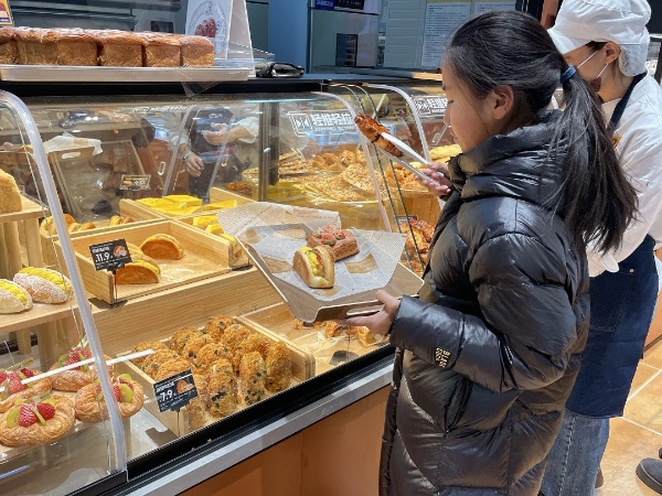 消费下行期的破局者：家悦烘焙 2025 年报解码商超烘焙增长逻辑 