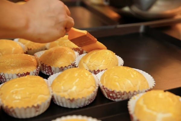 消费下行期的破局者：家悦烘焙 2025 年报解码商超烘焙增长逻辑 