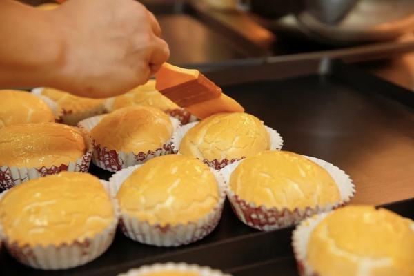 消费下行期的破局者：家悦烘焙 2025 年报解码商超烘焙增长逻辑 