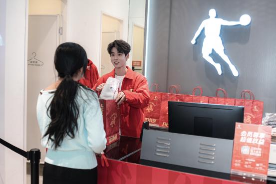 中乔体育【日日有财】活动闪现兰州，吴宇恒惊喜空降点燃“潮力场” 