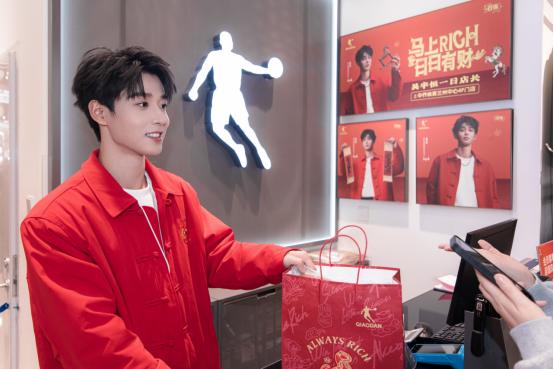 中乔体育【日日有财】活动闪现兰州，吴宇恒惊喜空降点燃“潮力场” 