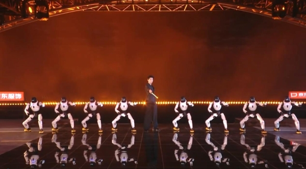 能文能武！智元首个机器人艺人天团亮相湖南卫视跨年演唱会