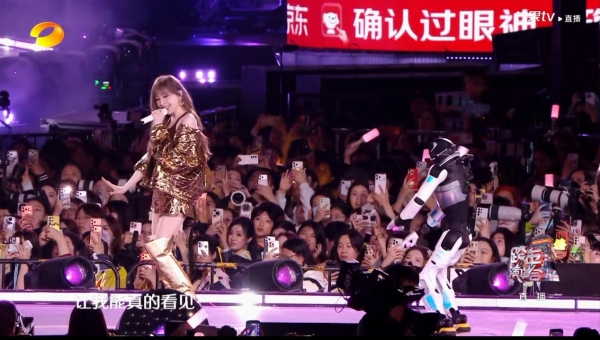 能文能武！智元首个机器人艺人天团亮相湖南卫视跨年演唱会