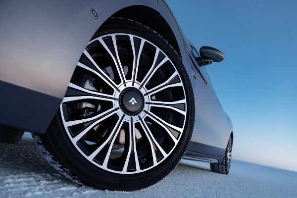 冰雪上的稳控实力派，昊铂A800三电机四驱带来顶级驾驶享受 