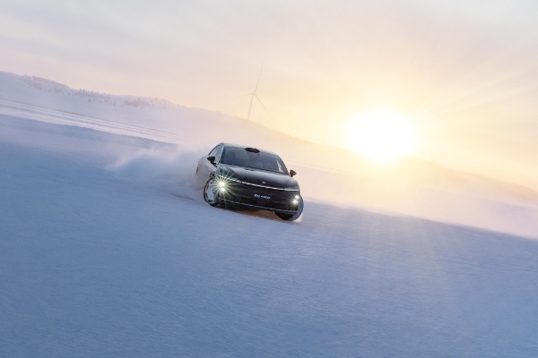 冰雪上的稳控实力派，昊铂A800三电机四驱带来顶级驾驶享受 